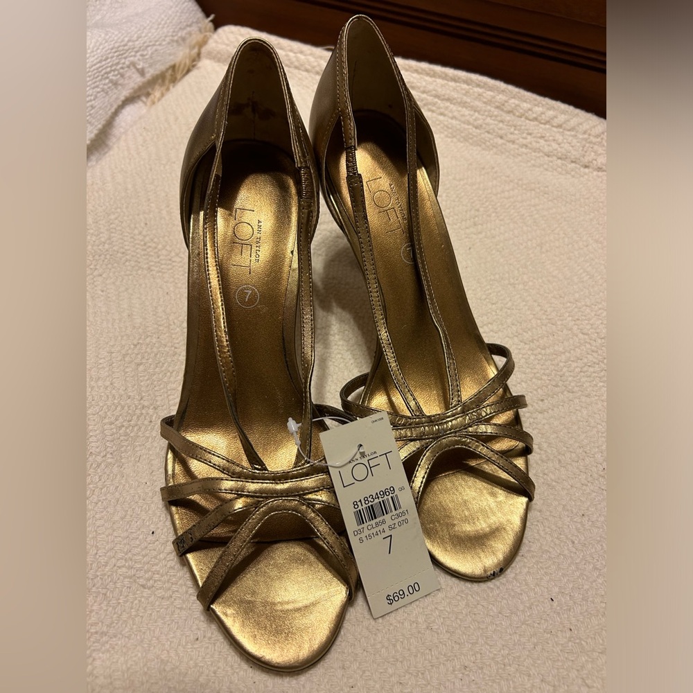 NWT🌷LOFT gold heels - size 7